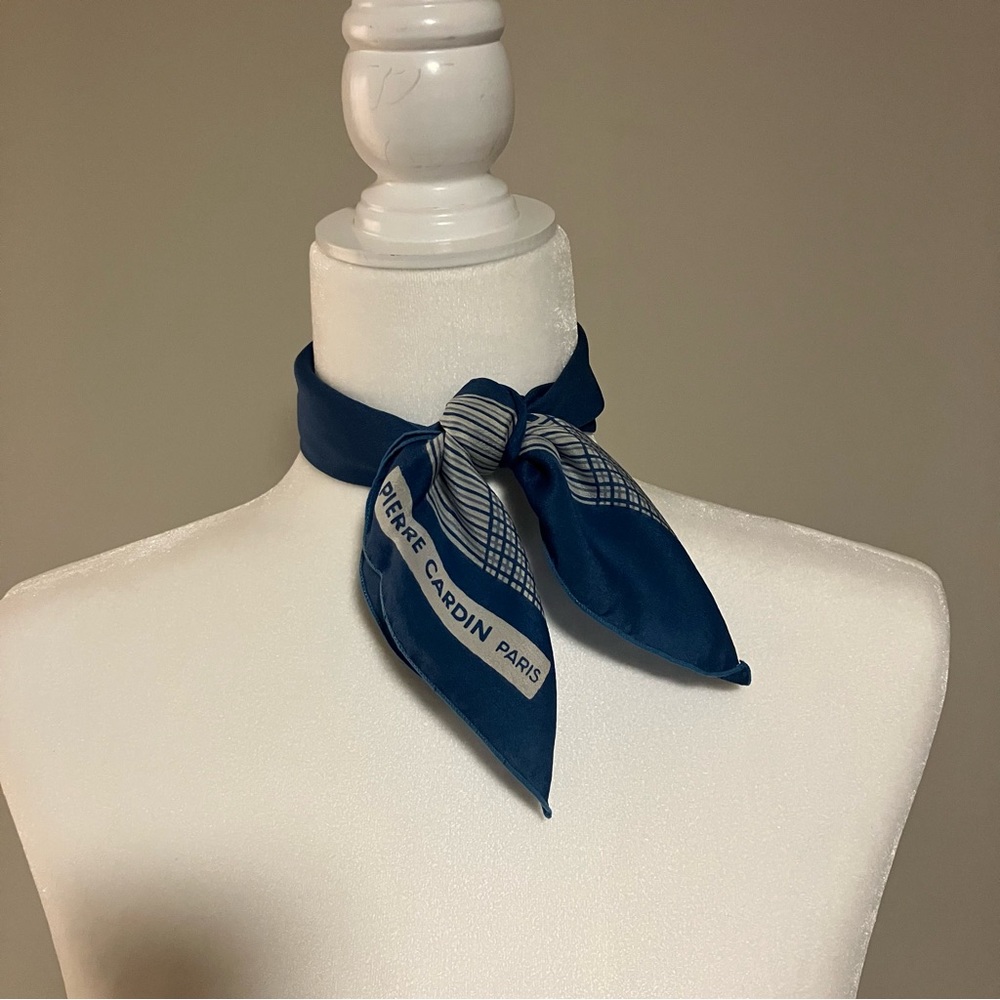 VINTAGE PIERRE CARDIN PARIS Blue Cream 18" x 18" Geometric Scarf